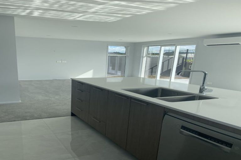 Photo of property in 30 Glenbervie Drive, Glenbervie, 0173