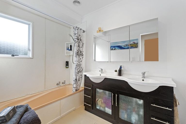 Photo of property in 2/85 Harmel Road, Glendene, Auckland, 0602