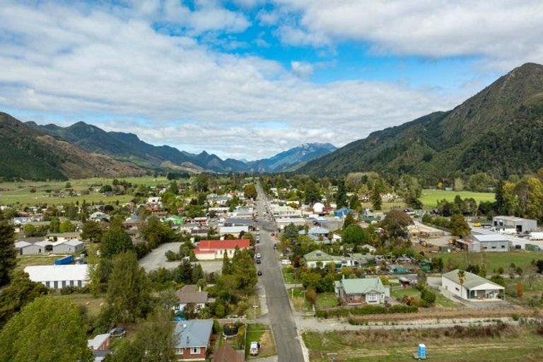 Photo of property in 136 Fairfax Street, Murchison, 7007