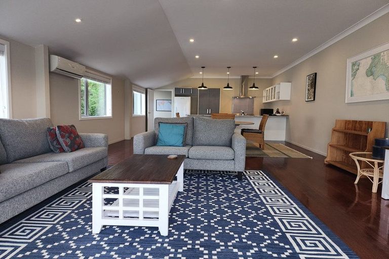 Photo of property in 184 Breaker Bay Road, Breaker Bay, Wellington, 6022