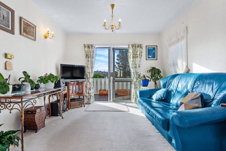 Photo of property in 2 Ravenstone Place, Chatswood, Auckland, 0626