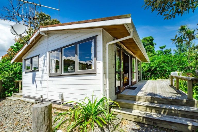 Photo of property in 36 William Street, Waikanae Beach, Waikanae, 5036
