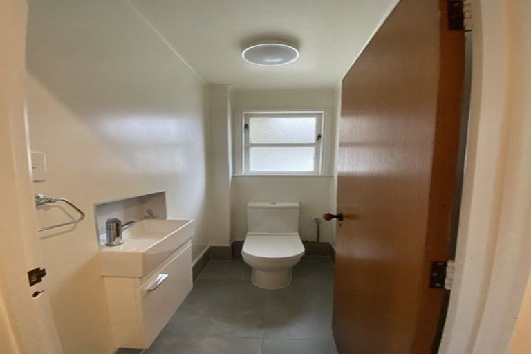 Photo of property in 1/17 Otakau Road, Milford, Auckland, 0620