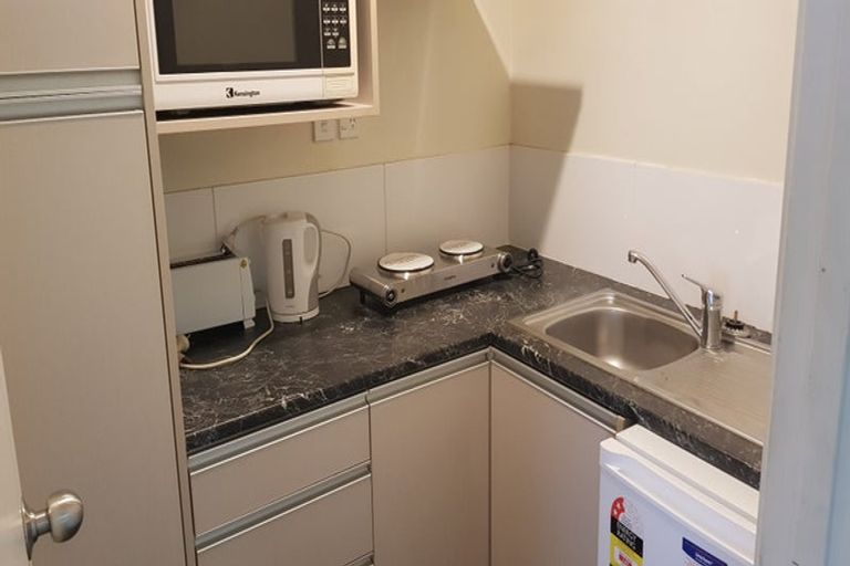 Photo of property in 8d Schnapper Rock Road, Schnapper Rock, Auckland, 0632