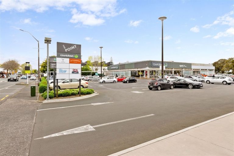 Photo of property in 2a Rixon Place, Te Atatu Peninsula, Auckland, 0610