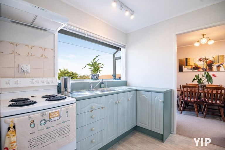 Photo of property in 7 Cheltenham Terrace, Newlands, Wellington, 6037