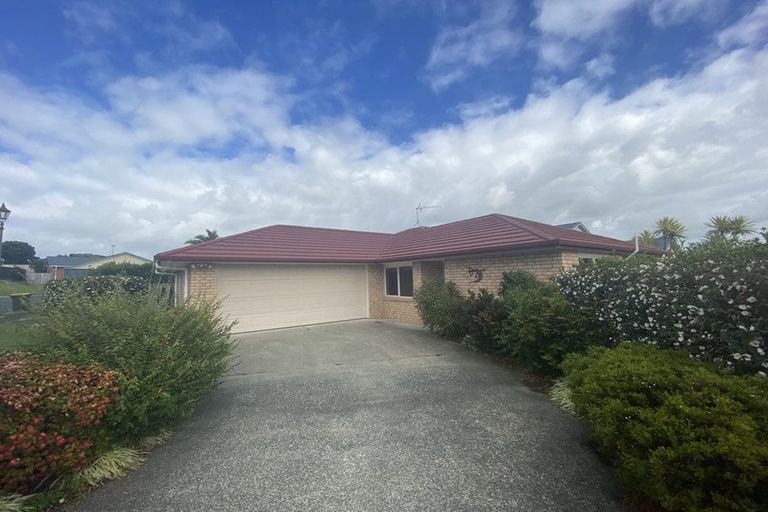 Photo of property in 32 Mandalay Place, Waiuku, 2123