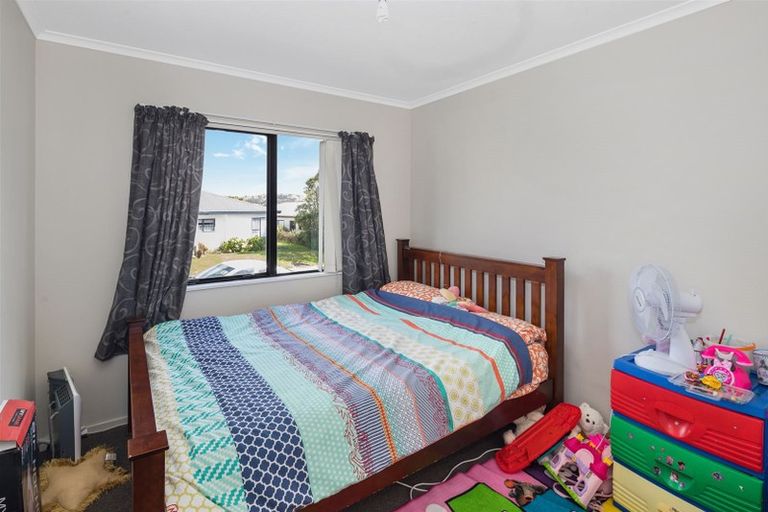 Photo of property in 10a Ted Gilberd Place, Newlands, Wellington, 6037
