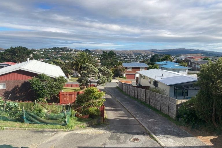 Photo of property in 35a Edgecombe Street, Newlands, Wellington, 6037