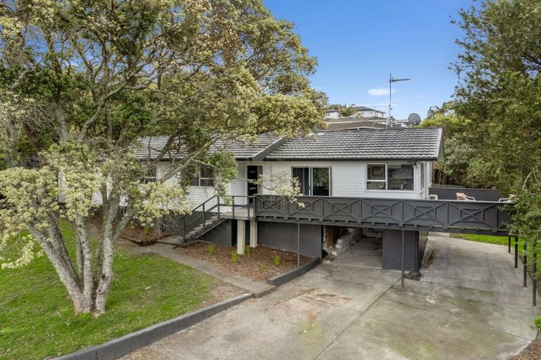 Photo of property in 9 Tahu Crescent, Sunnynook, Auckland, 0620