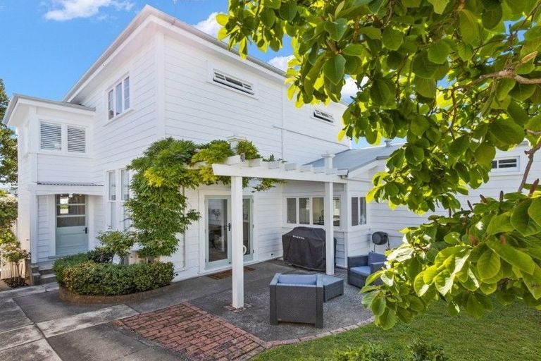 Photo of property in 11 Colenso Avenue, Hospital Hill, Napier, 4110