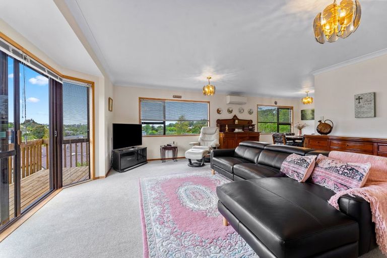 Photo of property in 1/12 Greenvalley Rise, Glenfield, Auckland, 0629