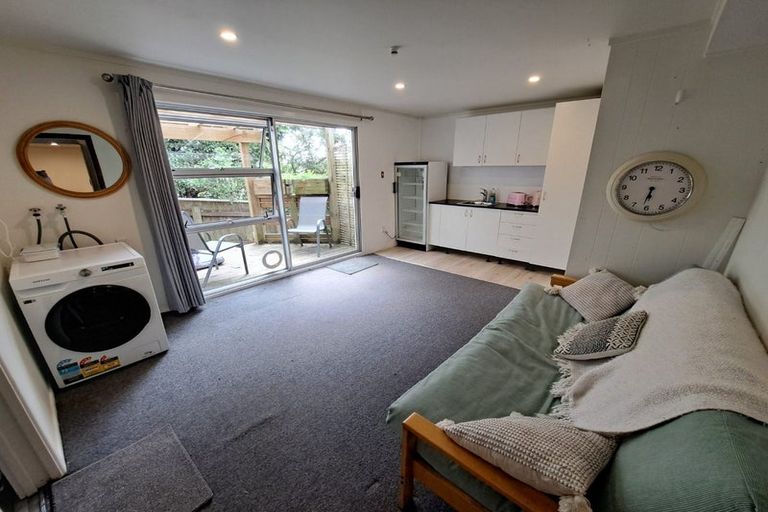 Photo of property in 33 Omega Street, Newlands, Wellington, 6037