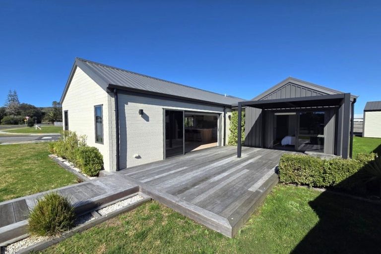 Photo of property in 2 Motutere Drive, Matarangi, 3592