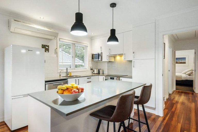 Photo of property in 4/37 Onewa Road, Northcote, Auckland, 0627