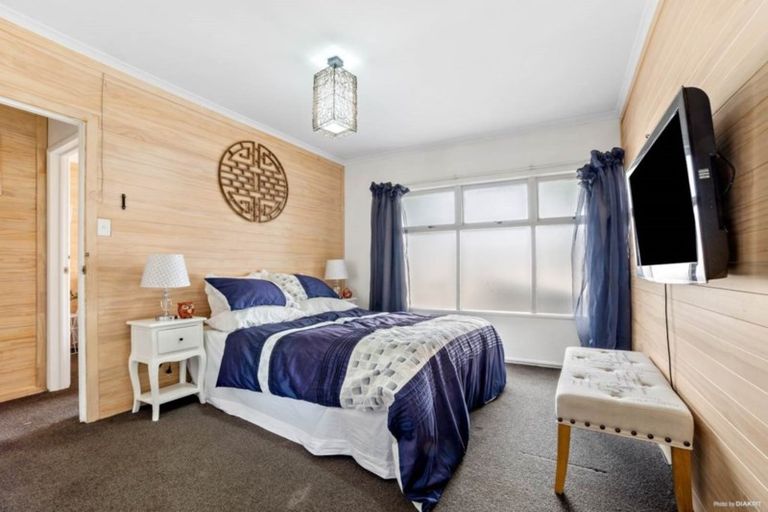 Photo of property in 1/523 Glenfield Road, Glenfield, Auckland, 0629