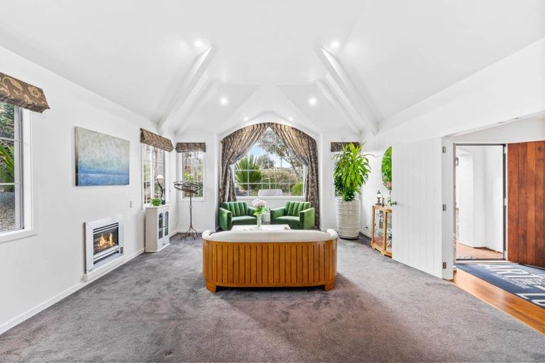 Photo of property in 52 Rising Parade, Fairview Heights, Auckland, 0632