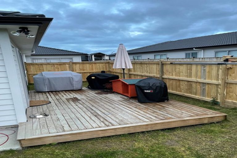 Photo of property in 13 Walter Ruddock Avenue, Kumeu, 0810
