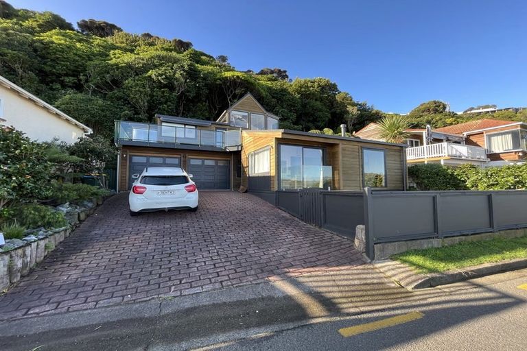 Photo of property in 16 Moana Road, Plimmerton, Porirua, 5026