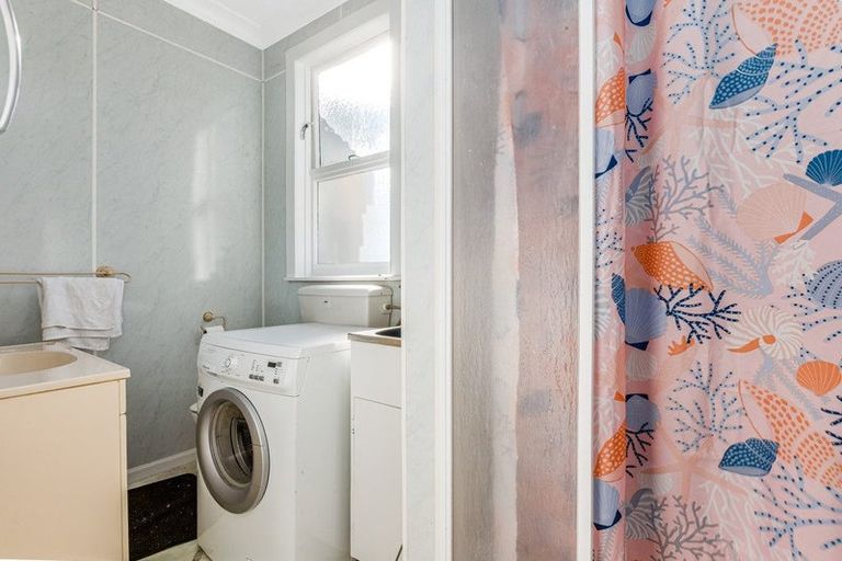 Photo of property in 81 Northland Road, Northland, Wellington, 6012