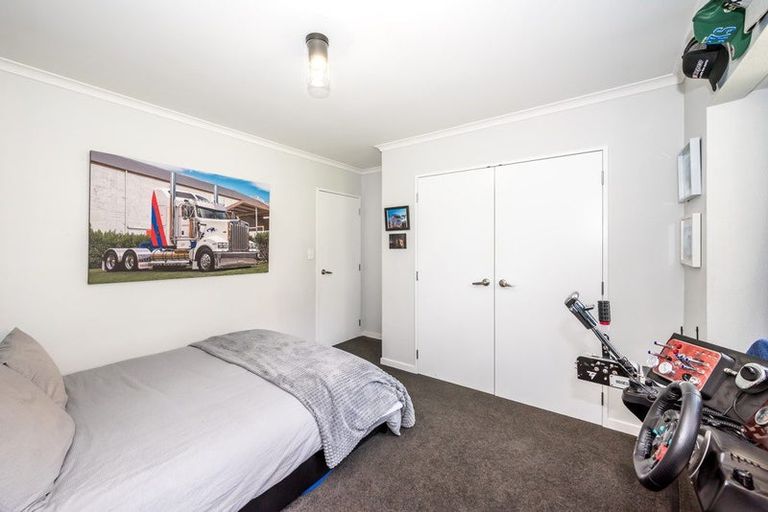 Photo of property in 32 Guildford Drive, Paraparaumu, 5032