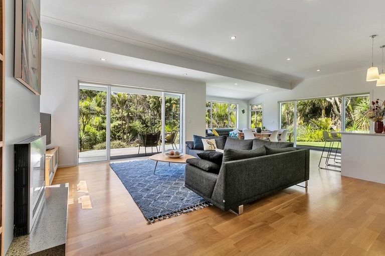 Photo of property in 42 Landing Road, Titirangi, Auckland, 0604