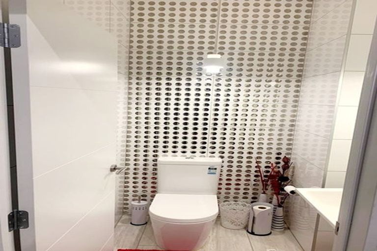 Photo of property in 37 Newington Road, Henderson, Auckland, 0612