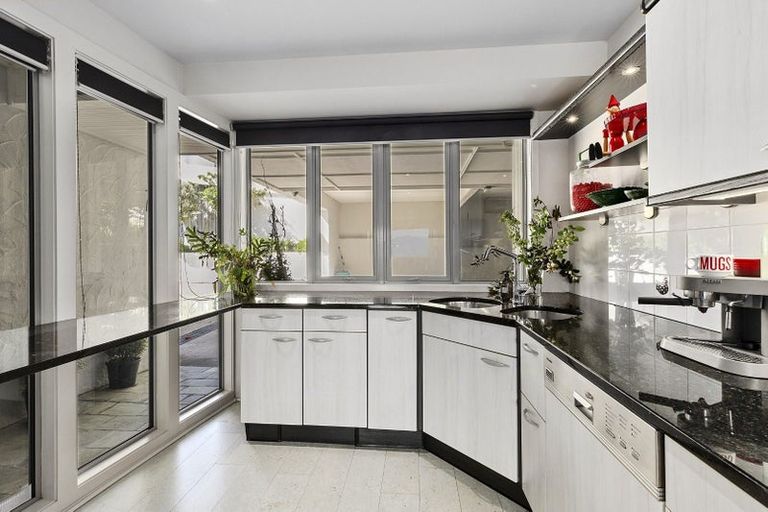 Photo of property in Beauport Apartments, 2/30 The Crescent, Roseneath, Wellington, 6011