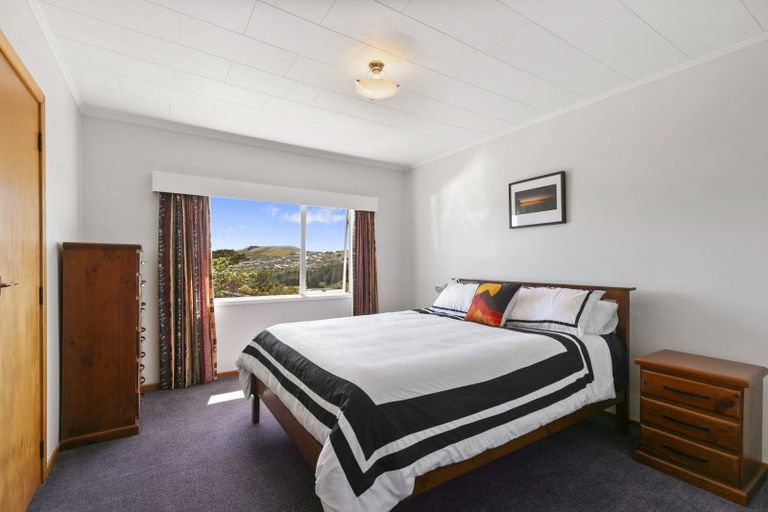 Photo of property in 17 Padnell Crescent, Paparangi, Wellington, 6037