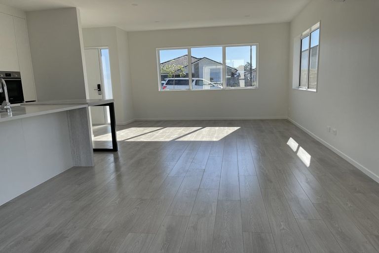 Photo of property in 7 Vinistra Road, Kumeu, 0810