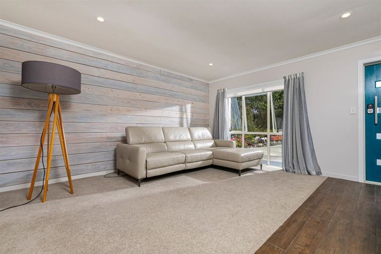 Photo of property in 22 View Ridge Drive, Ranui, Auckland, 0612