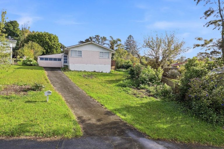 Photo of property in 3 Tahu Crescent, Sunnynook, Auckland, 0620
