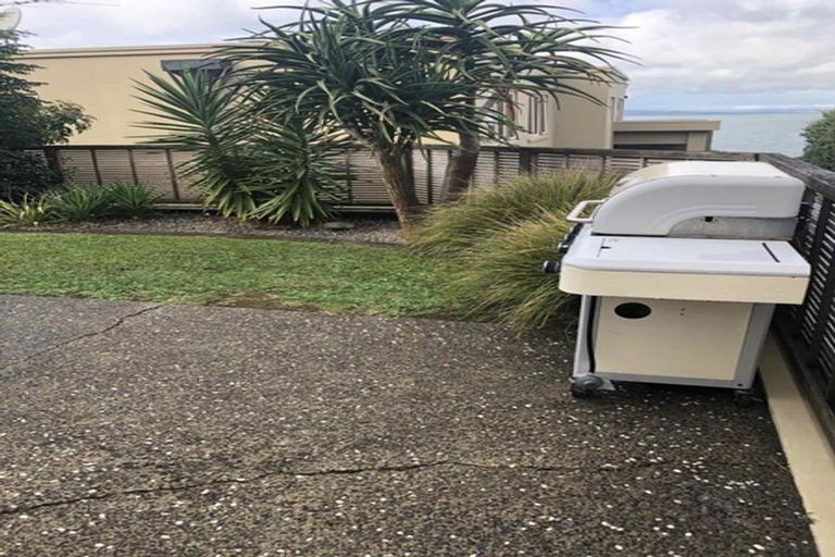 Photo of property in 1/25 Churchill Road, Murrays Bay, Auckland, 0630