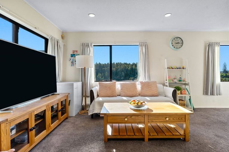 Photo of property in 1/13a Kitewao Street, Northcote, Auckland, 0627