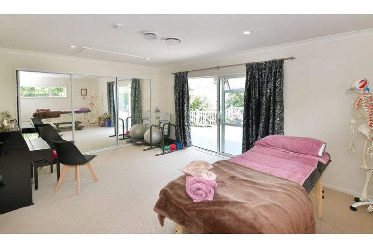 Photo of property in 33 Savoy Road, Orewa, 0931
