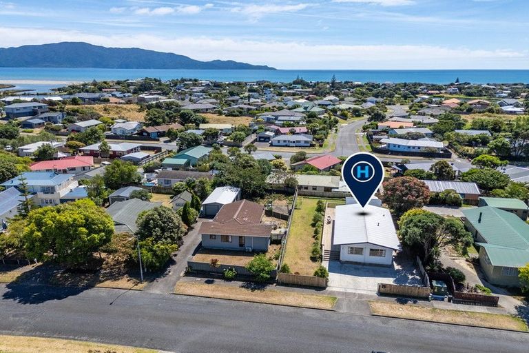 Photo of property in 18 Hicks Crescent, Waikanae Beach, Waikanae, 5036