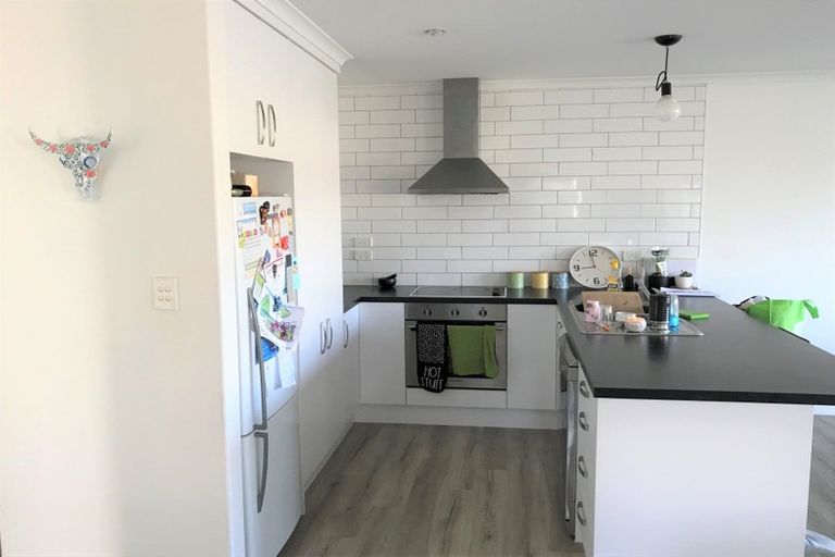 Photo of property in 19 Roto View, One Tree Point, 0118