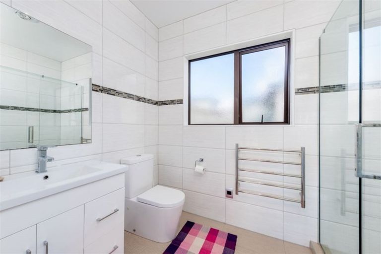 Photo of property in 21 Midhurst Avenue, Henderson, Auckland, 0612