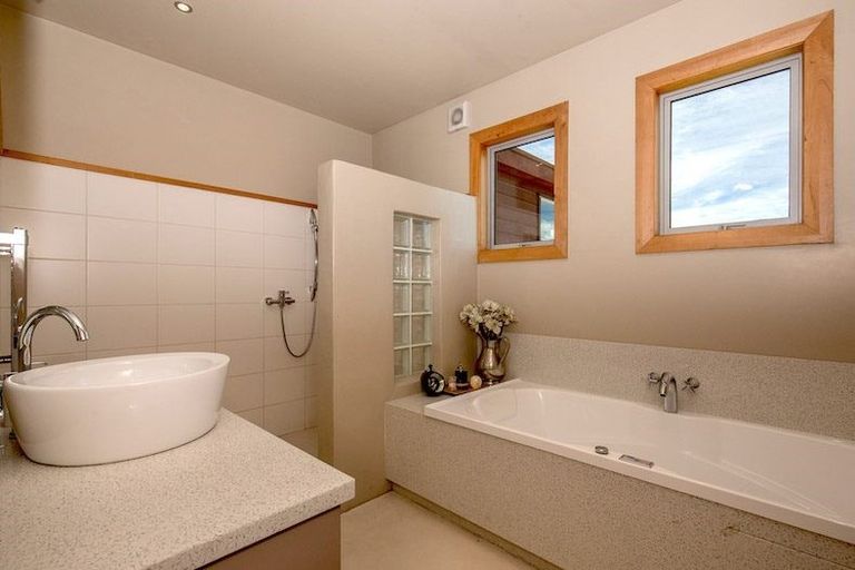 Photo of property in 1 Peak View Ridge, Wanaka, 9305