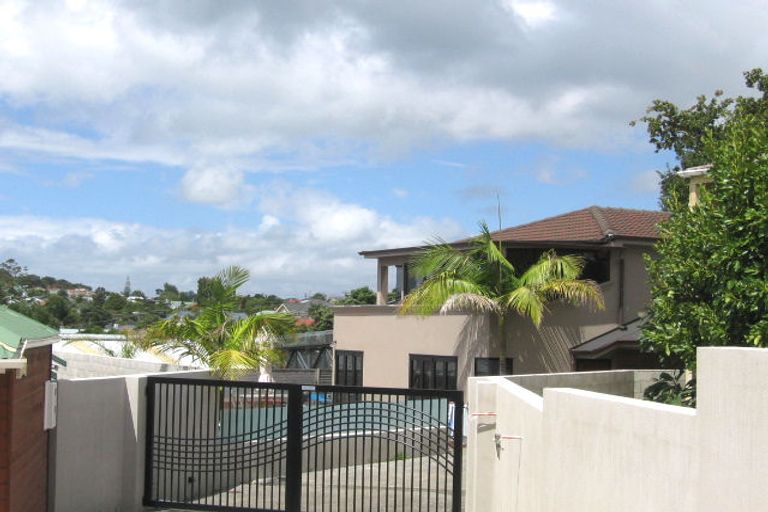Photo of property in 2d Waterview Road, Stanley Point, Auckland, 0624