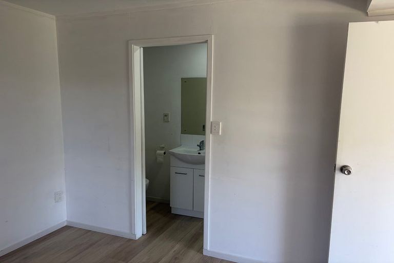 Photo of property in 1/13a Kitewao Street, Northcote, Auckland, 0627