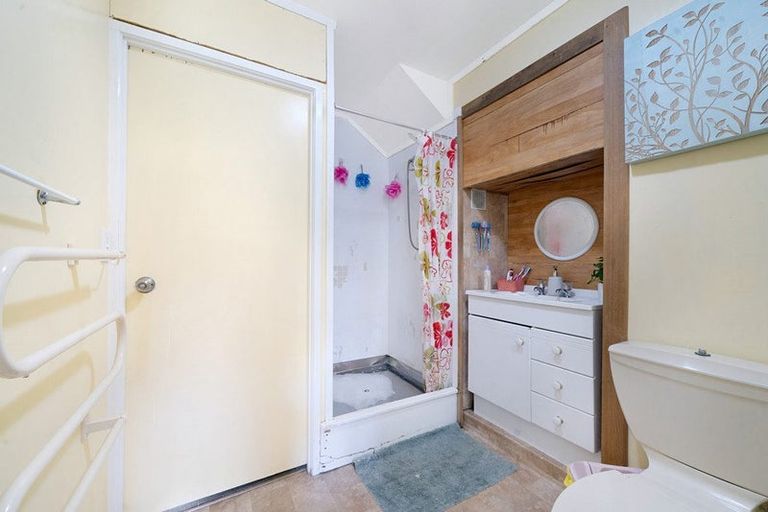 Photo of property in 3 Hillary Heights Avenue, Glendene, Auckland, 0602