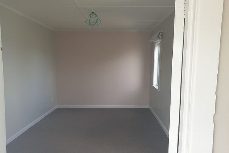 Photo of property in 15 Awaroa Road, Helensville, 0800