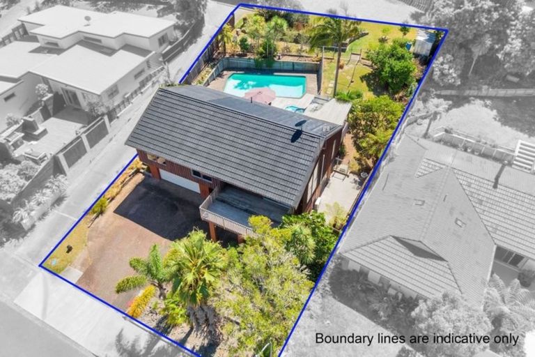 Photo of property in 17 King Richard Place, Browns Bay, Auckland, 0630