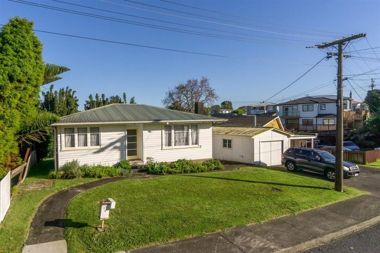 Photo of property in 4 Pomelo Road, Te Atatu South, Auckland, 0610