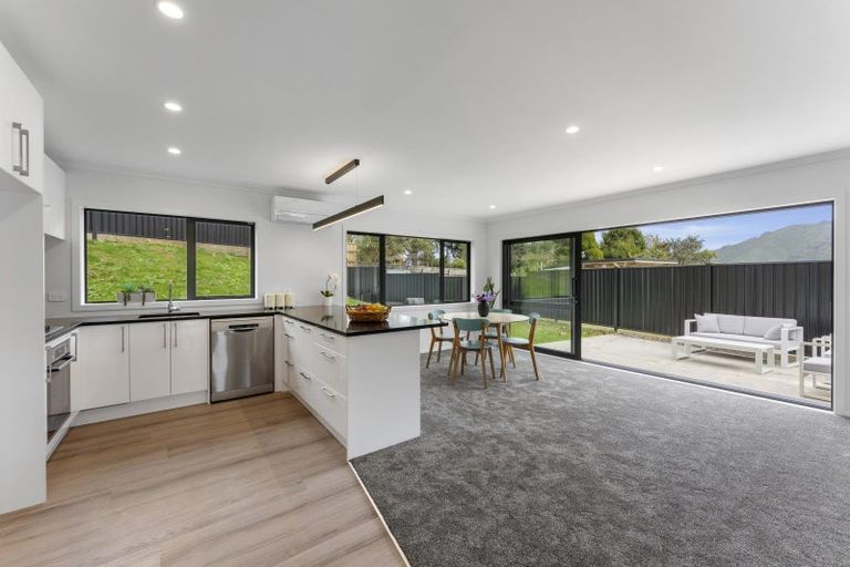 Photo of property in 3 Nikau Lane, Timberlea, Upper Hutt, 5018