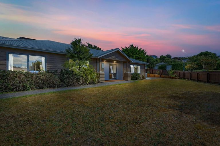 Photo of property in 2 Catlins Glen, Aotea, Porirua, 5024