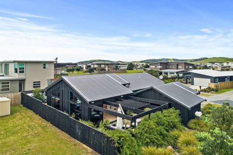 Photo of property in 15 Te Mana Street, Omaha, 0986