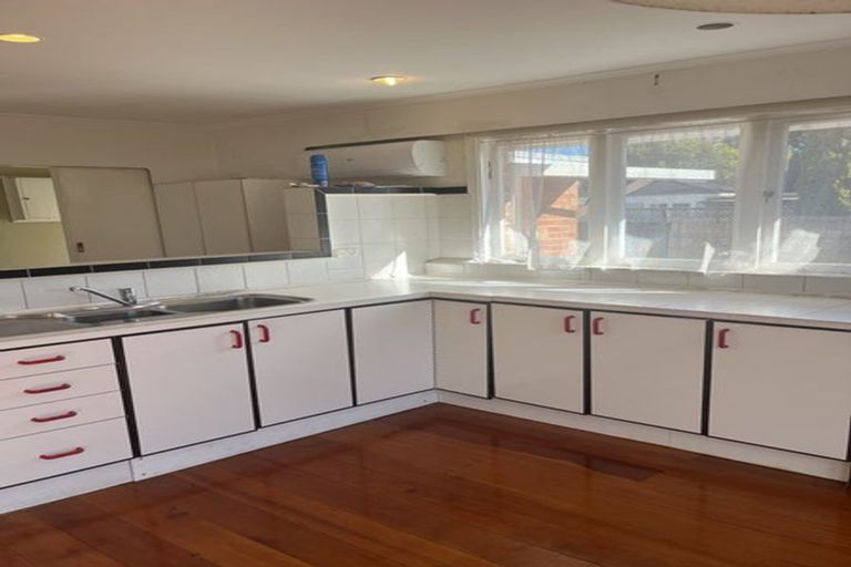 Photo of property in 125 Millbrook Road, Sunnyvale, Auckland, 0612