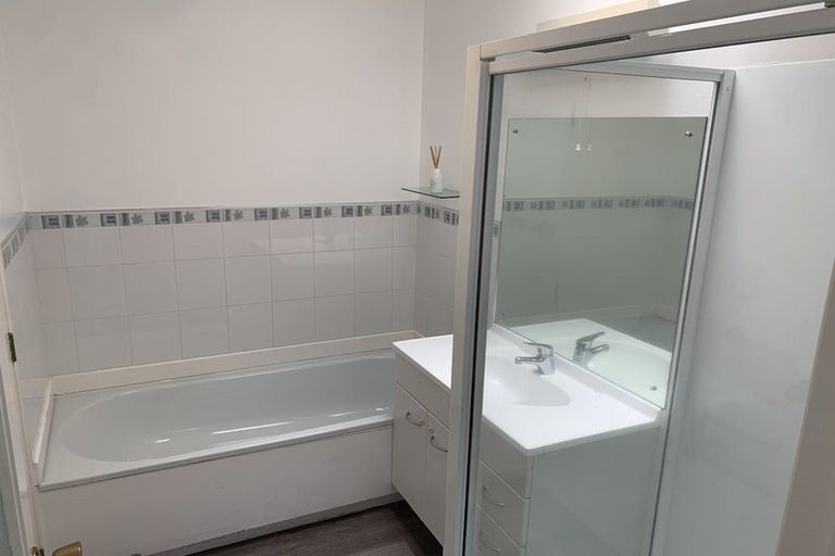 Photo of property in 1/190 Queen Street, Northcote Point, Auckland, 0627